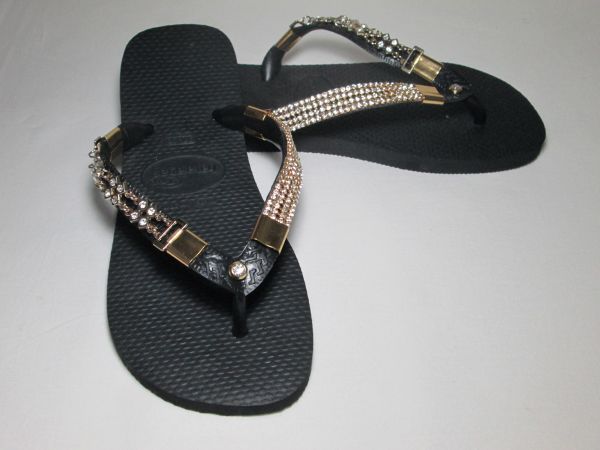Havaianas com tira metálica e manta de Strass Dourado
