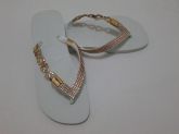 Havaianas com tira metálica e manta de Strass Dourado